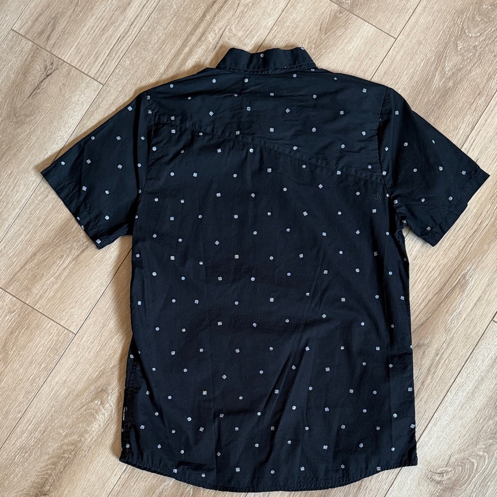 Volcom men’s Black short sleeve button down Shirt white geometric pattern.  Sz m - Picture 4 of 4